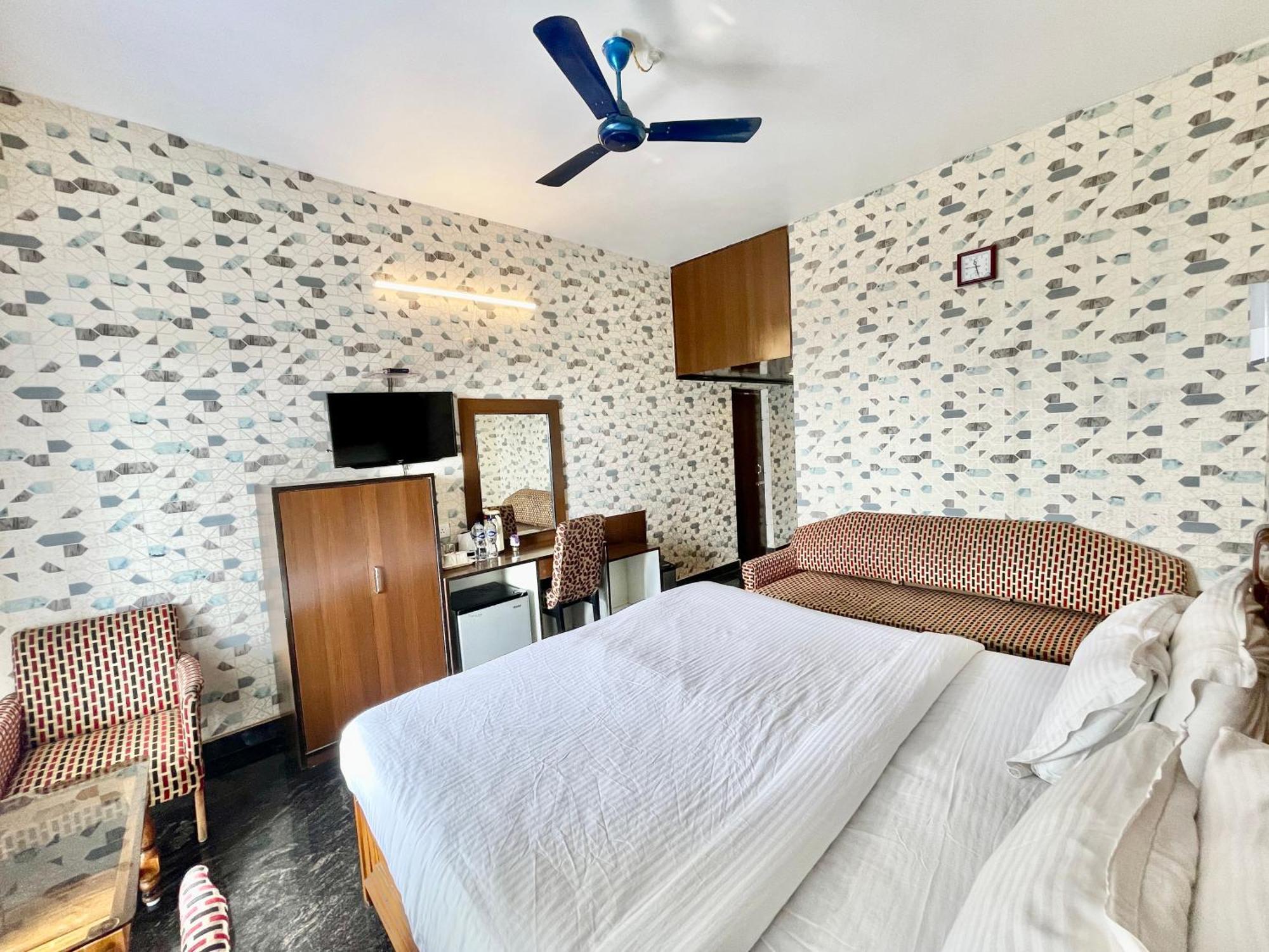 Hotel V-I Near Sea , Puri Private-Park -Gym-Spa Fully-Airconditioned-Hotel Lift-And-Parking-Facilities Breakfast-Included Exterior foto